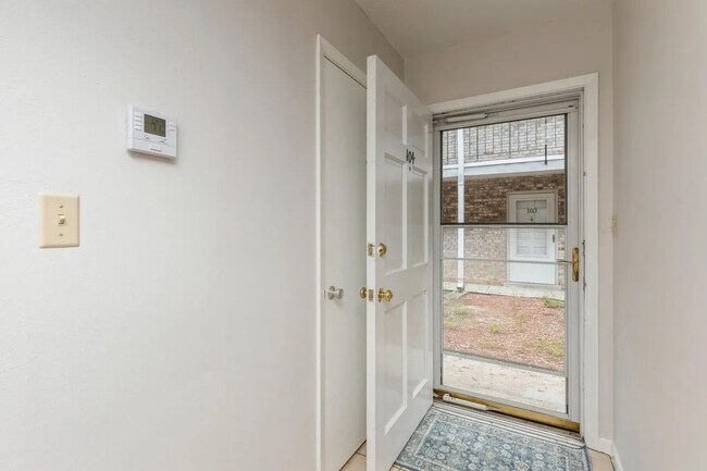 Building Photo - 104 Country Club Dr