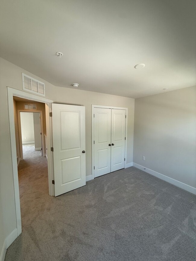 Building Photo - Stylish Townhome Overlooking River Marsh Golf Course- RENT SPECIAL Free 2nd Months Rent