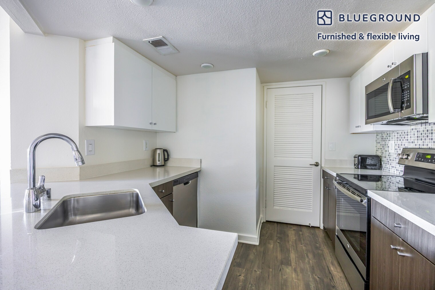 Building Photo - 10983 Bluffside Dr