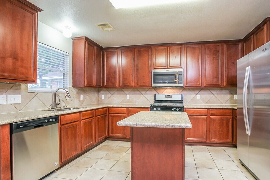 Building Photo - 14819 Olde Manor Ln