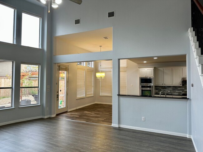 Building Photo - 928 Falcon Dr