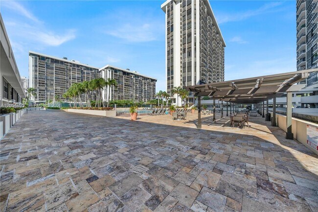 Building Photo - 1865 Brickell Ave