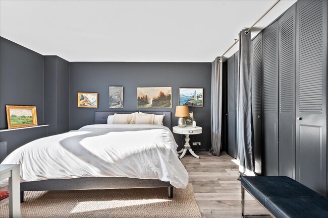 Building Photo - 5701 N Sheridan Rd