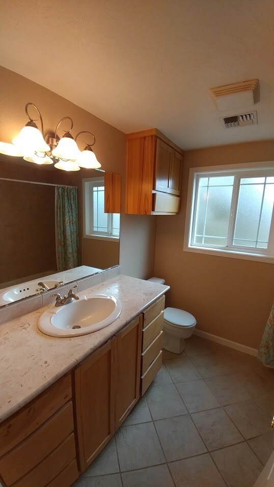 Building Photo - Gorgeous Home with Granite Counters and Custom Built-ins!