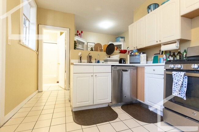 Building Photo - Beautiful 4 bed right in the heart of BU....