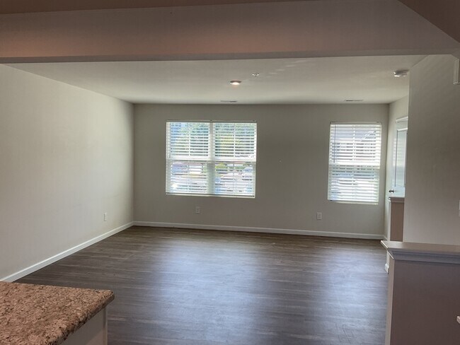 Building Photo - 3 bed, 2.5 bath end unit townhome!