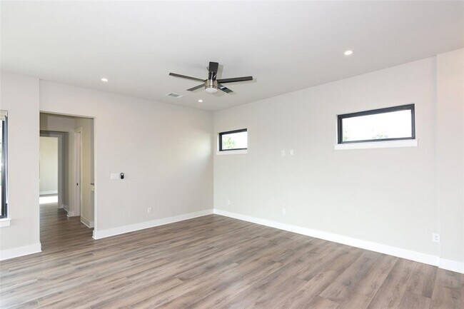 Building Photo - 2802 Lawrence Dr