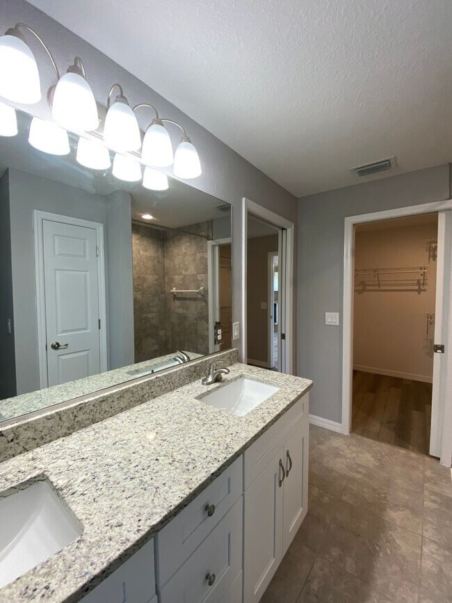 Building Photo - Desirable SW Ocala Neighborhood 3/2/2 - No Carpet- **WON'T LAST**