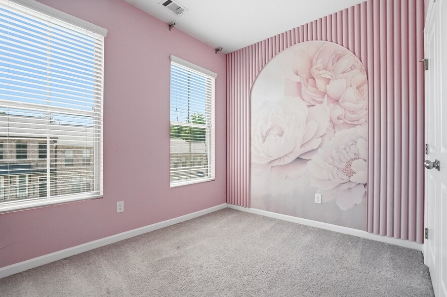 Building Photo - 2376 Tarben Dr