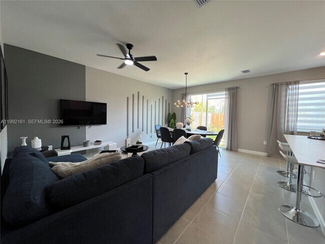 Building Photo - 680 SE 13th Ct