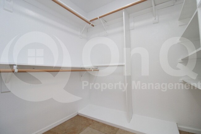 Building Photo - 11115 E Mercer Ln