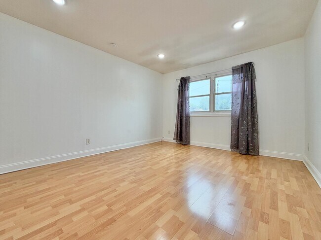 Building Photo - 8 Van Nostrand Ave