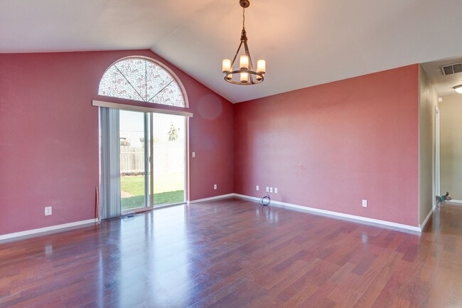 Building Photo - 3 Bedroom 2 Bath Home in Redwing