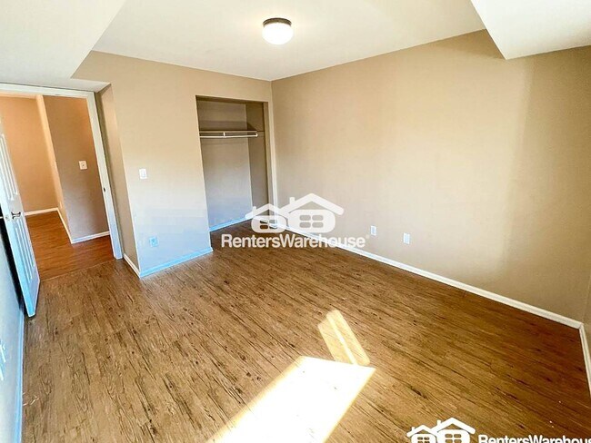 Building Photo - 12093 W Cross Dr