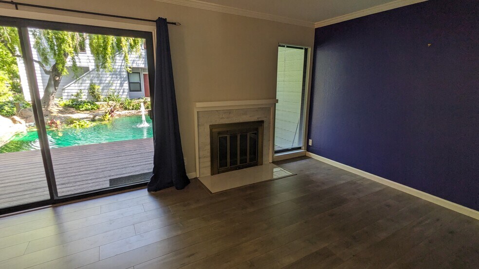 Living - 905 W Middlefield Rd