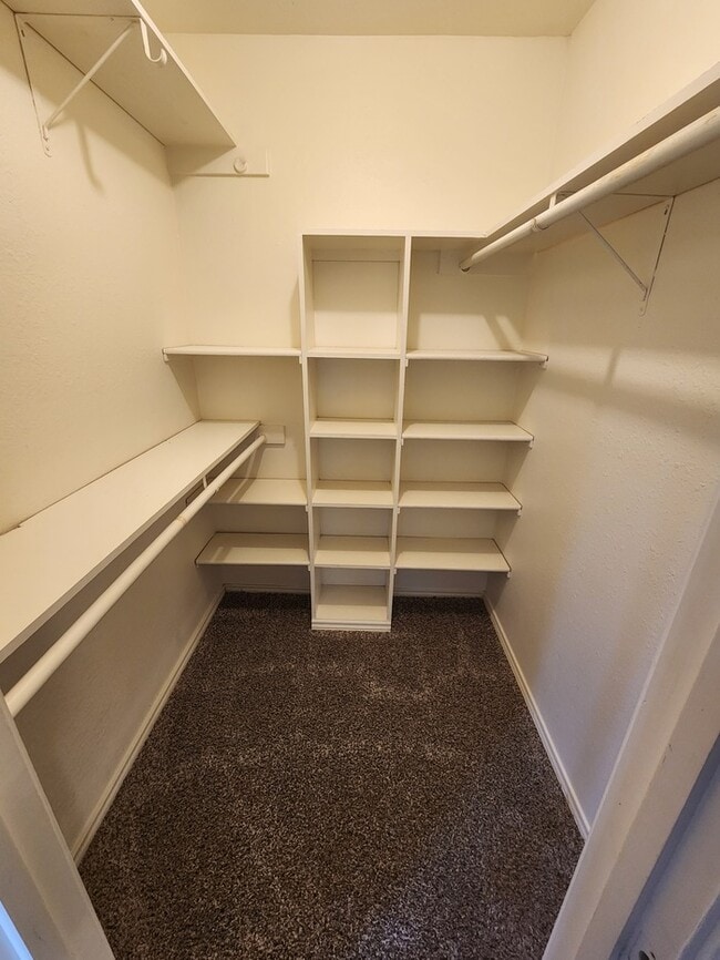 Building Photo - 3 bed 2 bath duplex