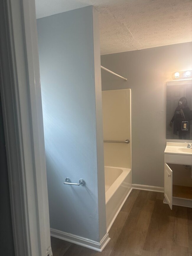Building Photo - Spacious 3-bedroom Brick House