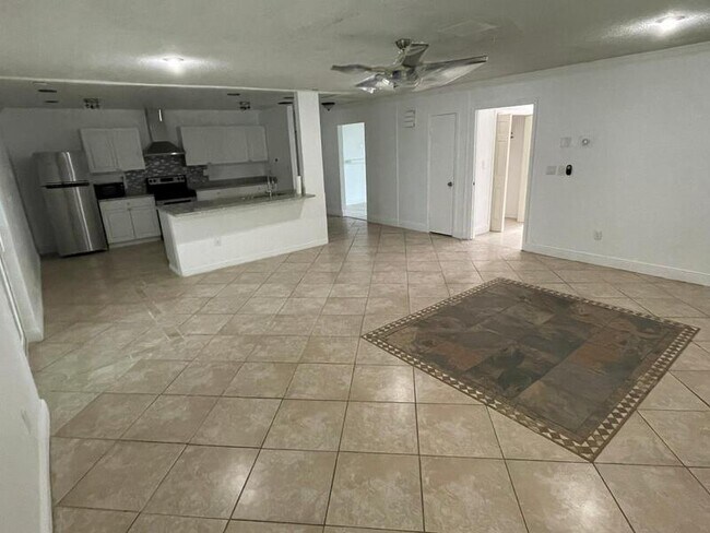 Building Photo - 1674 Louis Dr