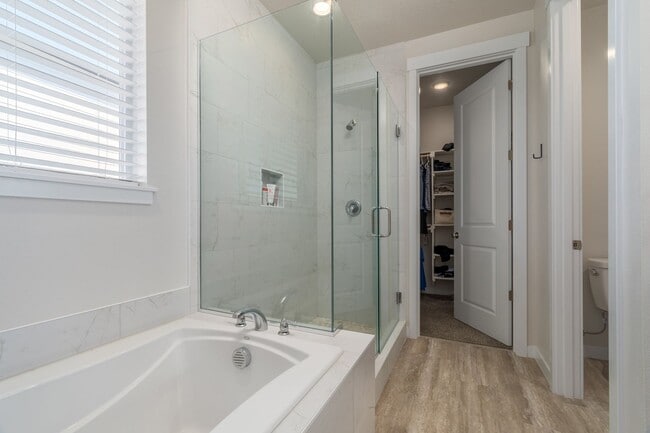 Building Photo - Gorgeous Home with a view!! Available Now!!