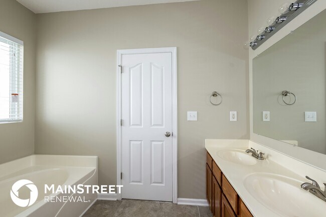 Building Photo - 2120 Highland Park Dr