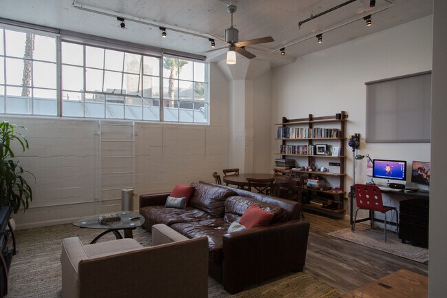 Building Photo - 420 S San Pedro St