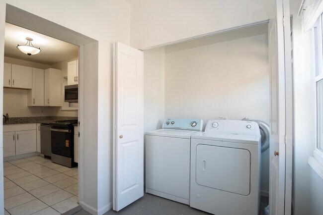 Building Photo - 3834 N Hermitage Ave
