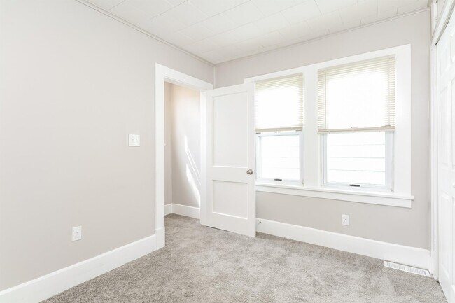 Building Photo - 856 Broad St