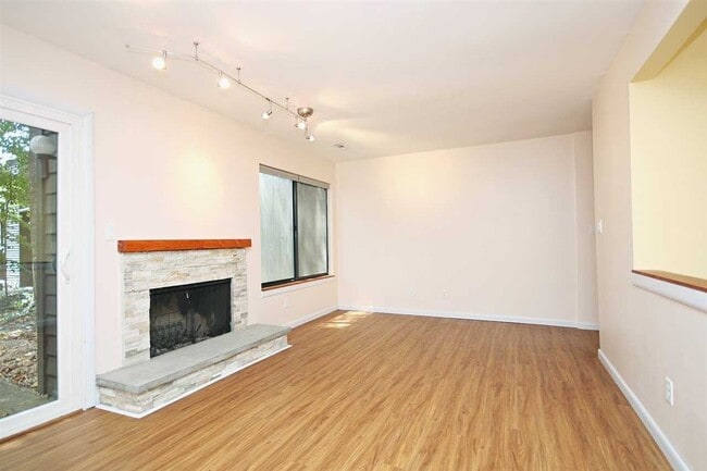 Building Photo - 2 Bedroom Condo in Birnam Wood