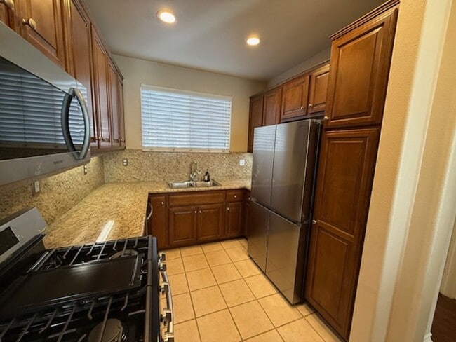Building Photo - Condo in highly sought-after Vantage Commu...