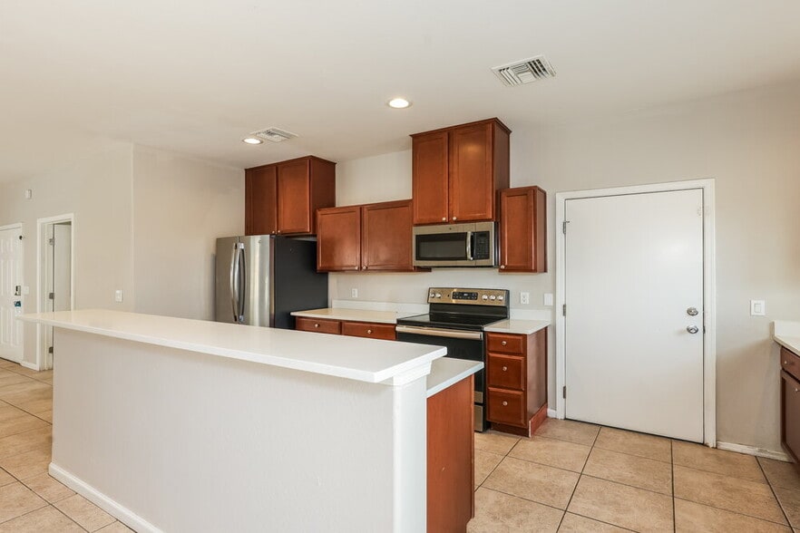 Building Photo - 8216 S 6th Ln