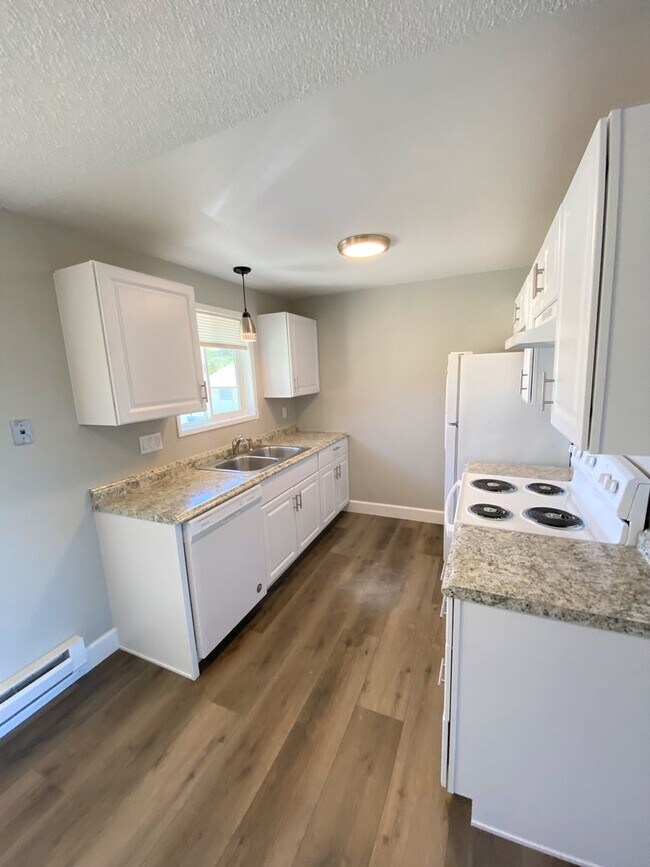 Building Photo - Beautifully Remodeled 2-Bedroom!