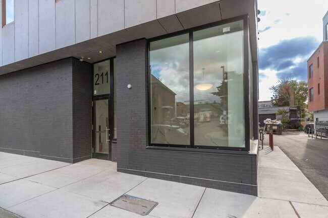 Building Photo - 211 Green St