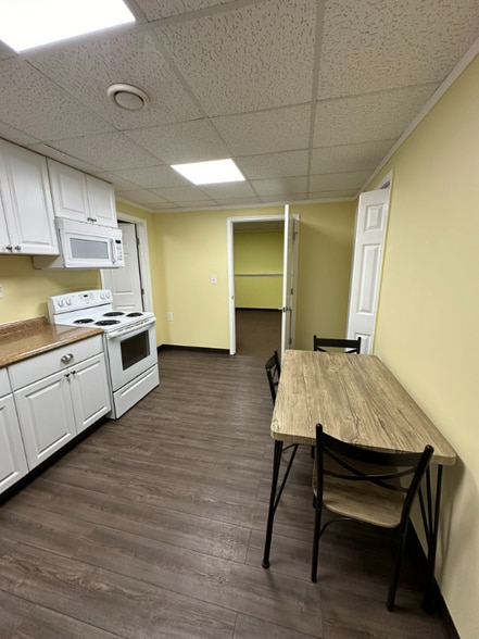 Building Photo - 1675 Old Nelson Rd