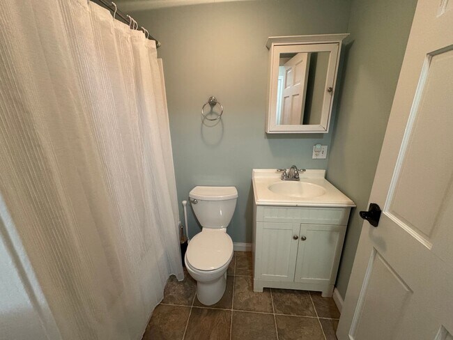 Building Photo - Freshly Updated 1 Bedroom Newburyport Cond...