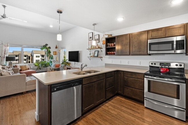 Building Photo - Top Floor-Gorgeous Unit Stunning Views-Luxury