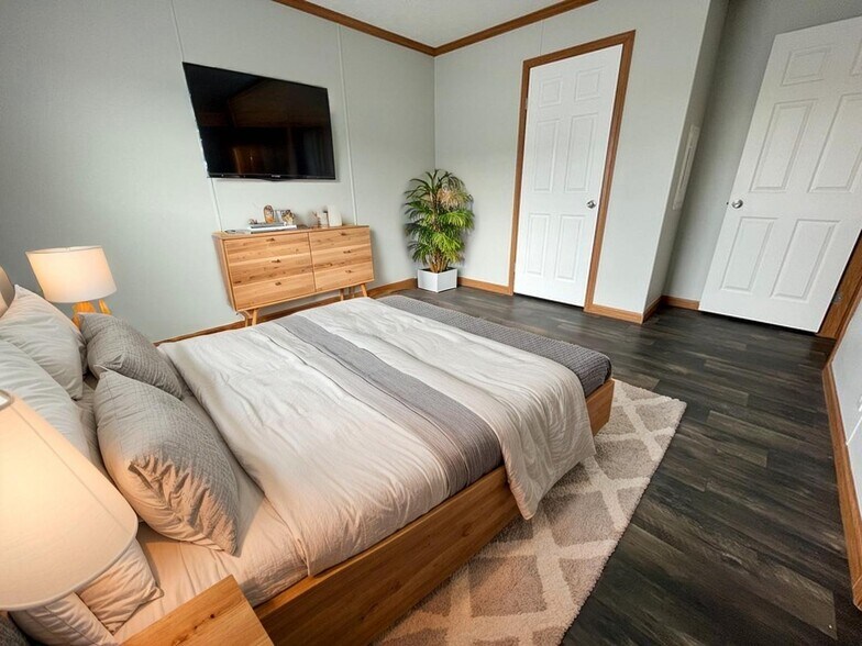 Building Photo - 38031 Leverette Ave