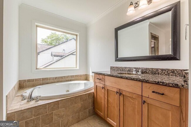 Building Photo - 1410 Eastland Rd SE