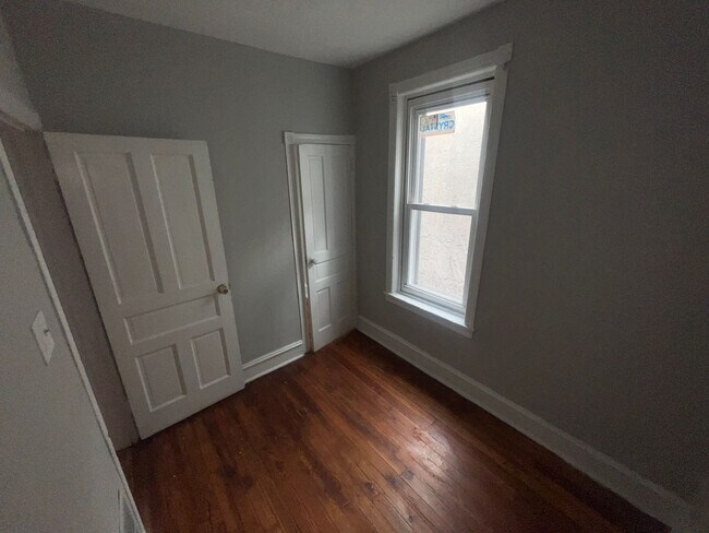 Building Photo - Oversized Classic Row Home w Wood Floors a...