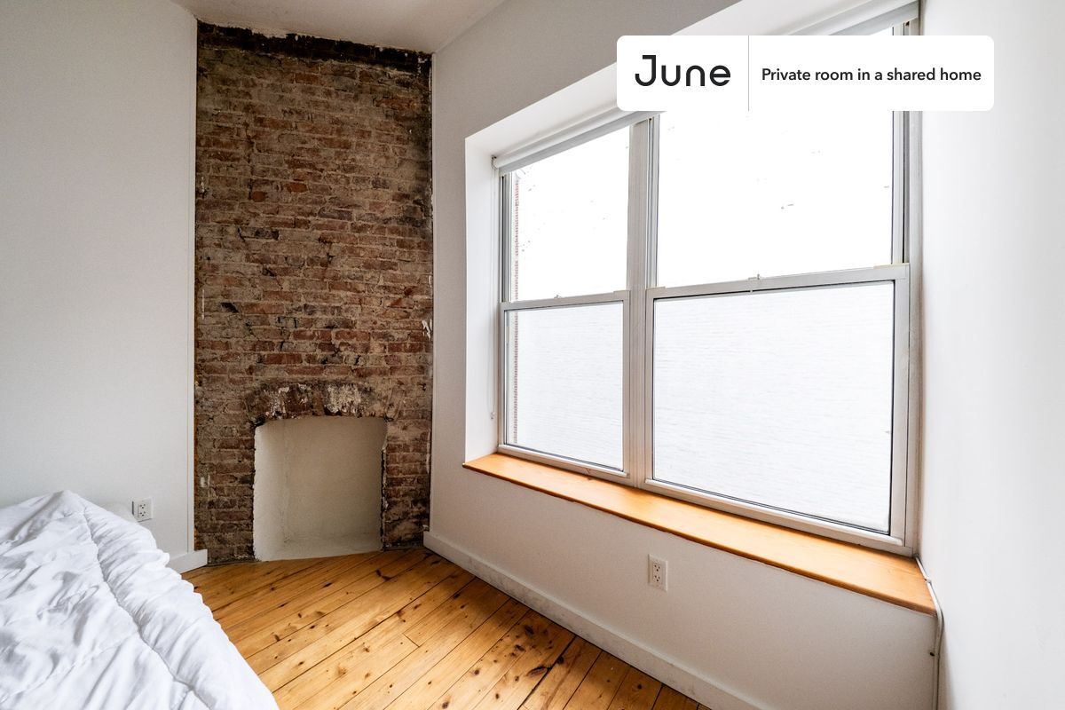 Building Photo - Private bedroom in 6 bed/2 bath Home