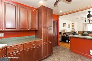 Building Photo - 908 Homberg Ave