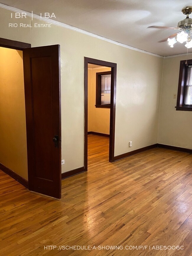 Building Photo - Vintage apartment located in Capitol Hill!