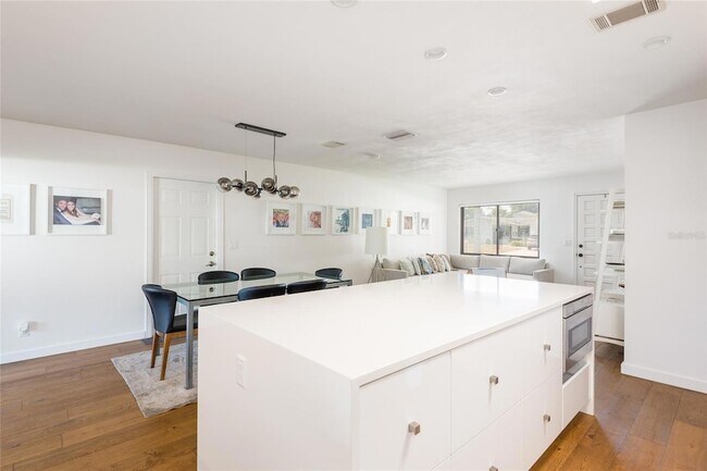 Building Photo - 4831 W Bay Ct Ave