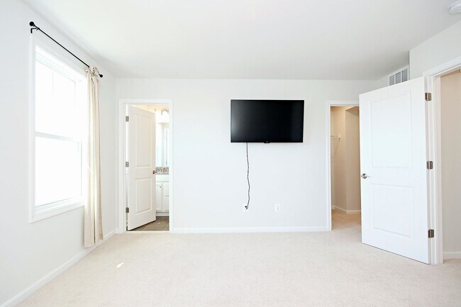 Building Photo - Pleasant Green Townhome Near Downtown Crozet