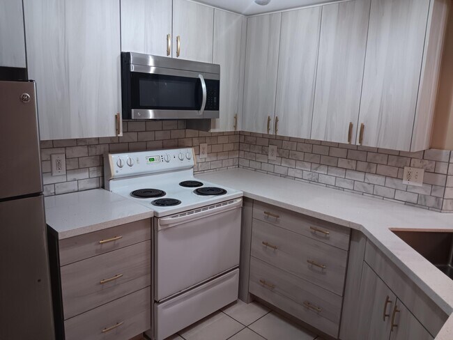Building Photo - 5048 Lantana Rd