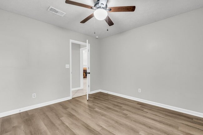 Building Photo - 125 N Chestnut Dr