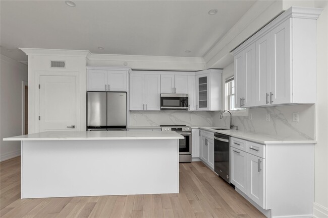 Building Photo - 22 Sagamore Hill Dr
