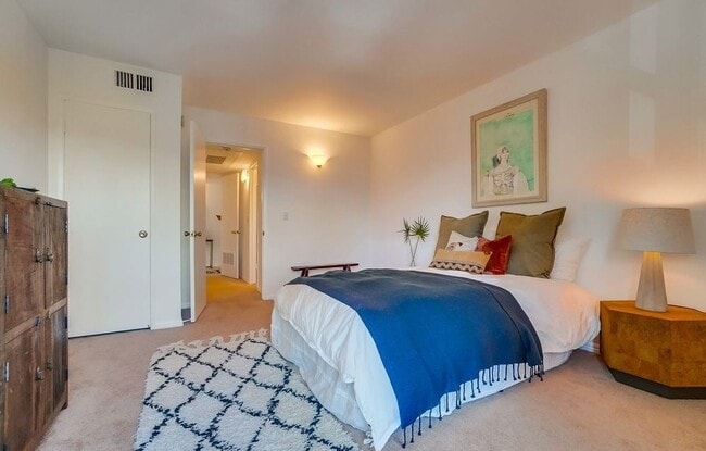 Building Photo - 1127 E Del Mar Blvd