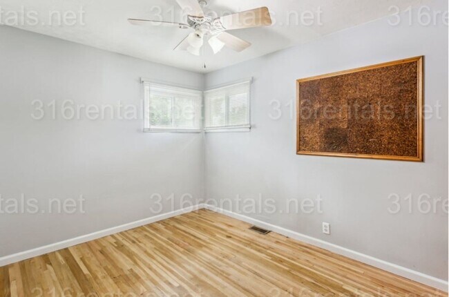 Building Photo - $1220 - 3 bed 1 bath - Single Family Home