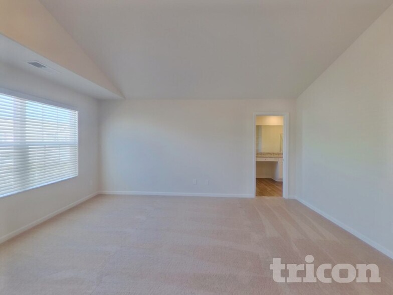 Building Photo - 2186 Southlea Dr
