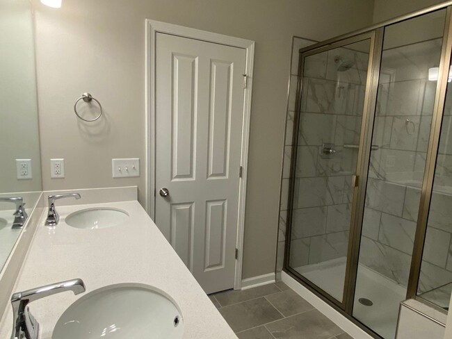 Building Photo - Spacious End Unit Townhome in Blakeney Com...